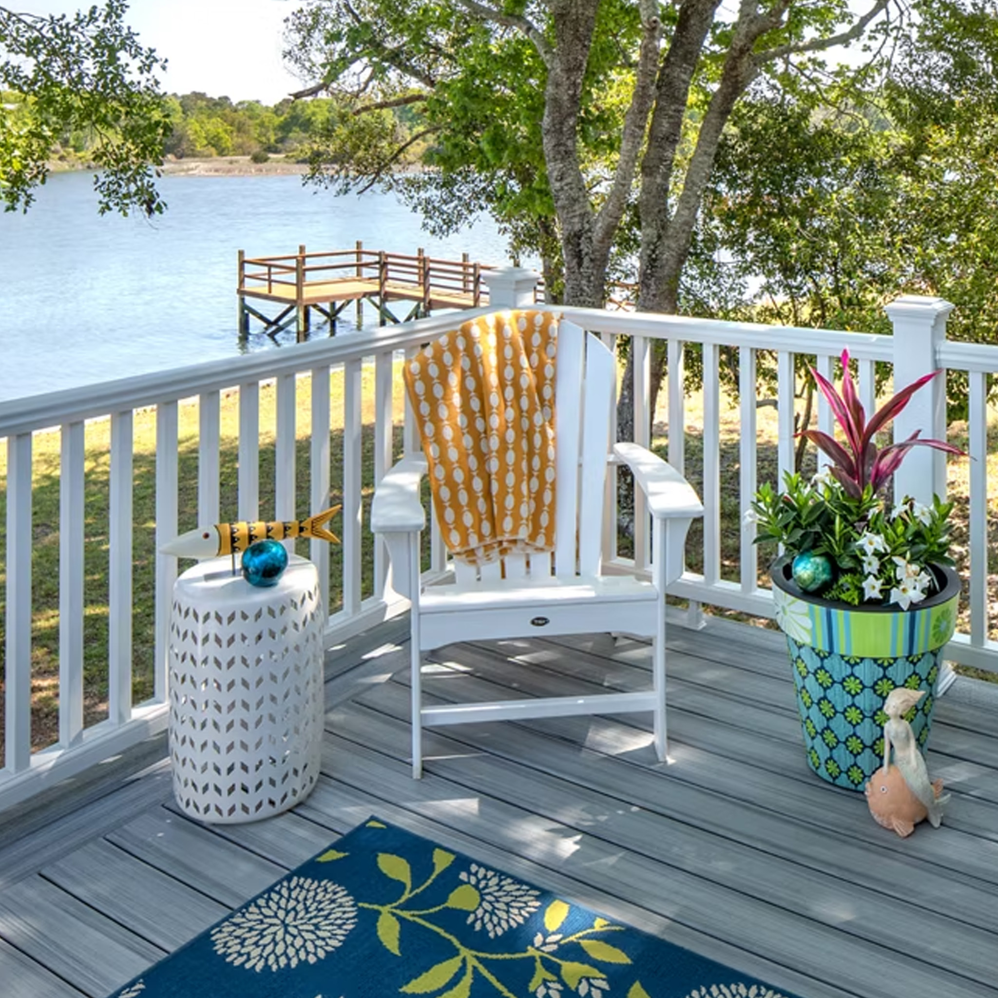 Coastal deck featuring TREX Transcend railing in white, offering an elegant, low-maintenance outdoor space.